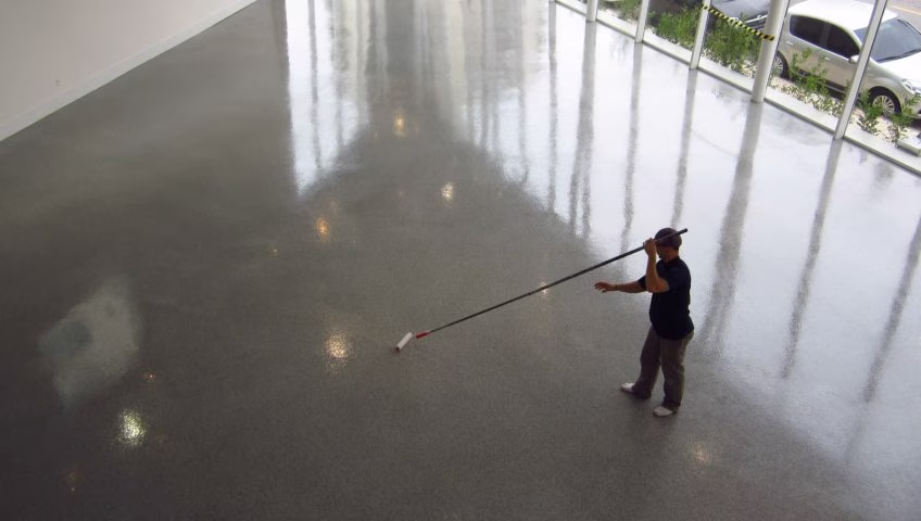 Brillo renovado en suelo de oficina tras el tratamiento